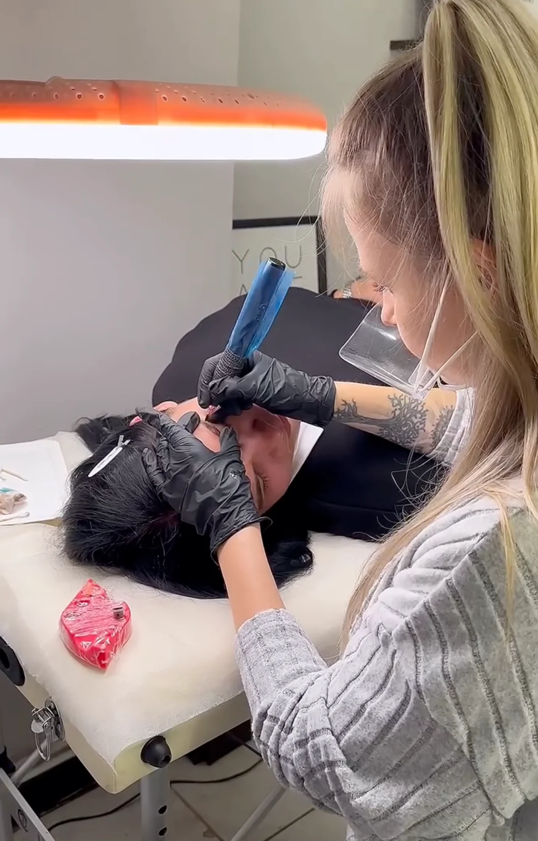Yuliia Avteniuk wykonuje makijaż permanentny brwi w swoim studio w Poznaniu