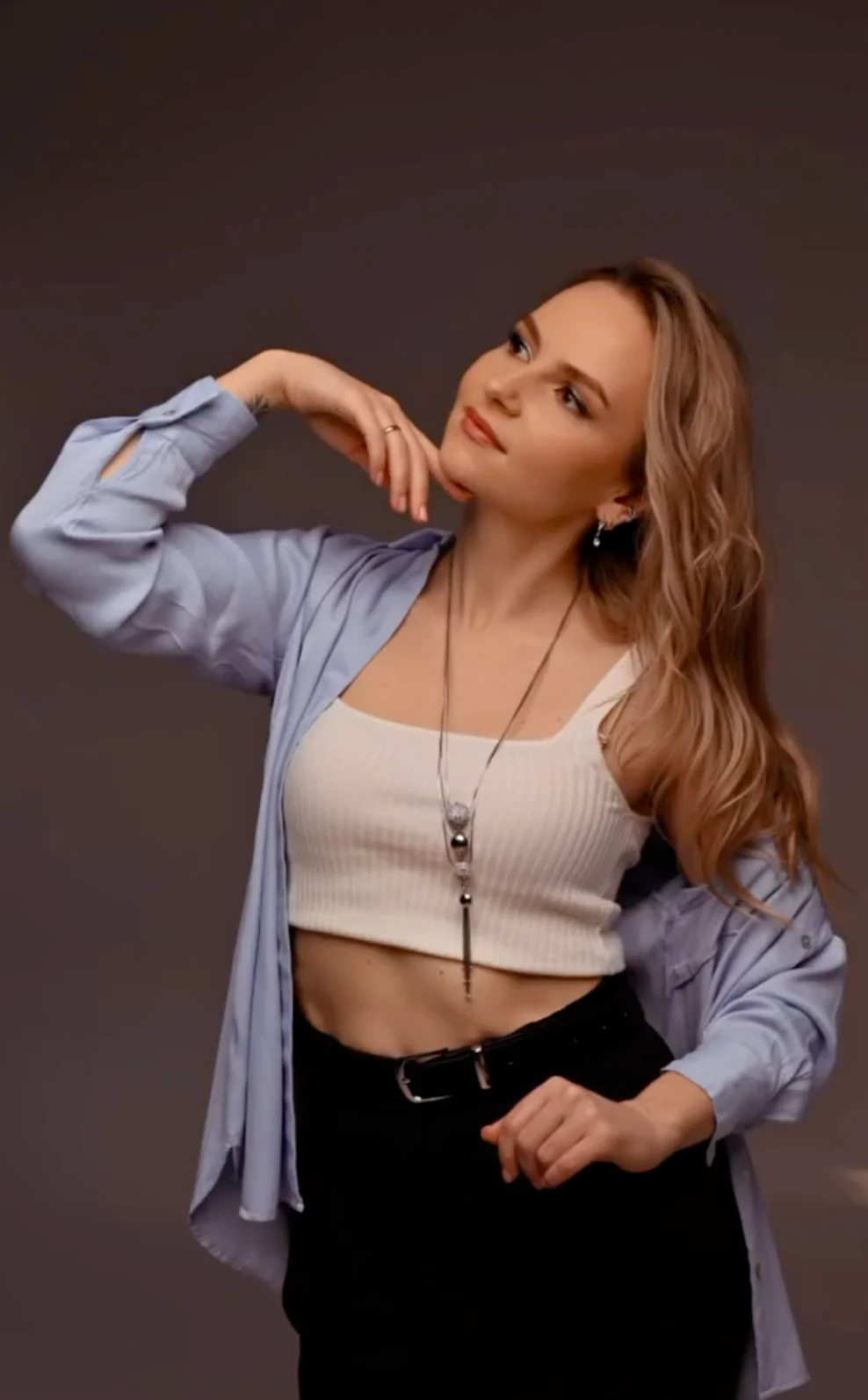 Yuliia Avteniuk przygotowuje stanowisko do makijażu permanentnego brwi