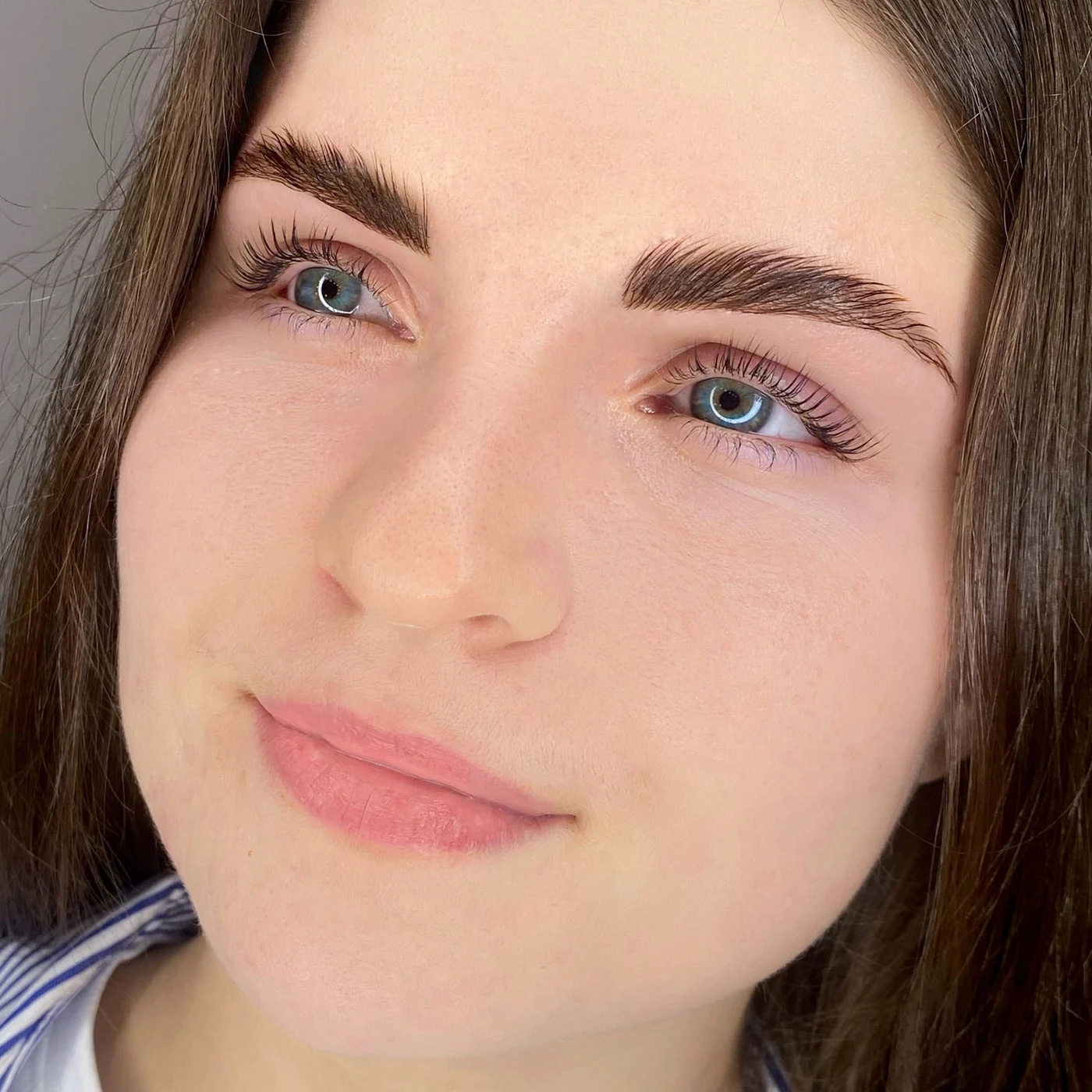 Naturalny efekt laminacji rzęs i brwi w Poznaniu