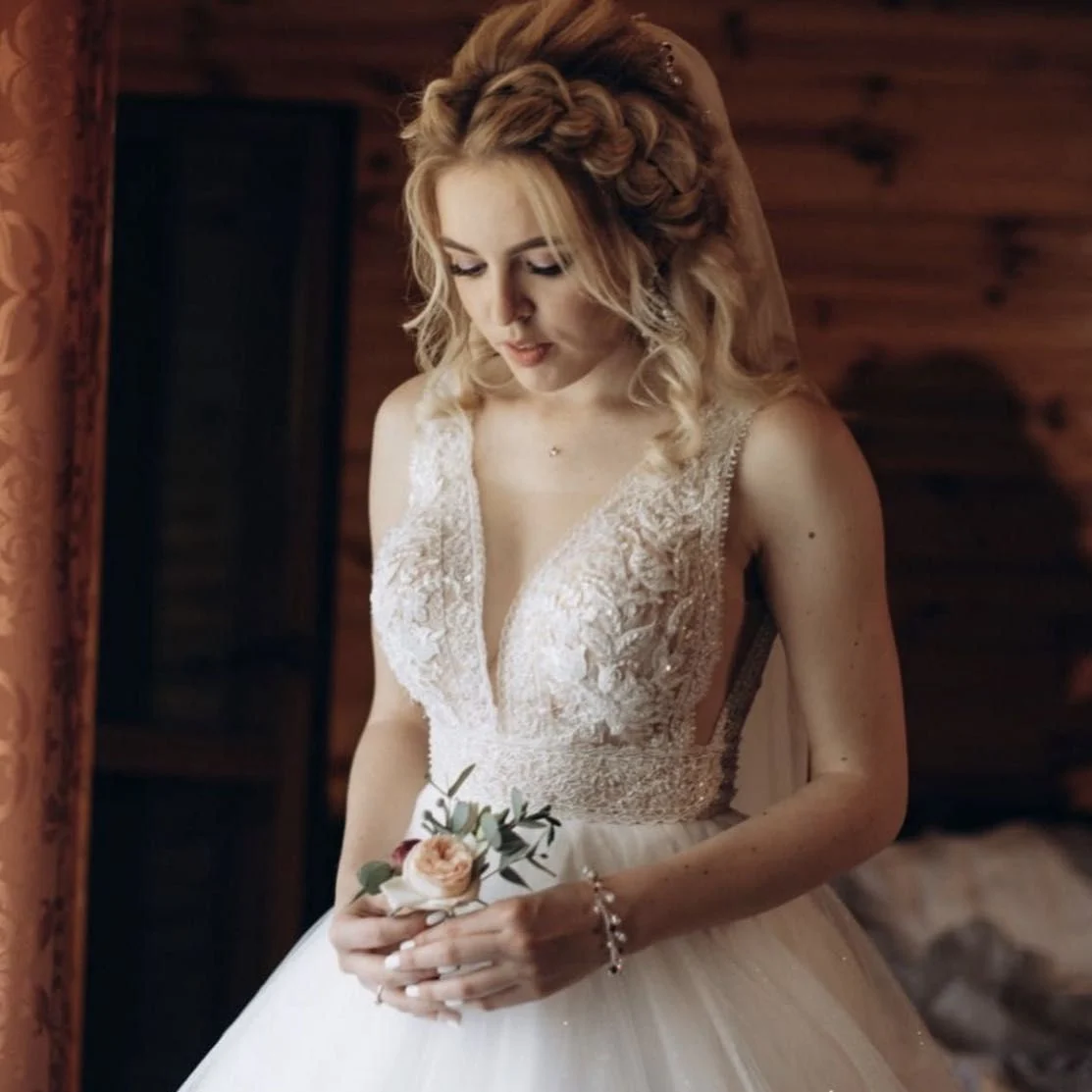 Romantyczna fryzura ślubna z ozdobnym upięciem w Poznaniu