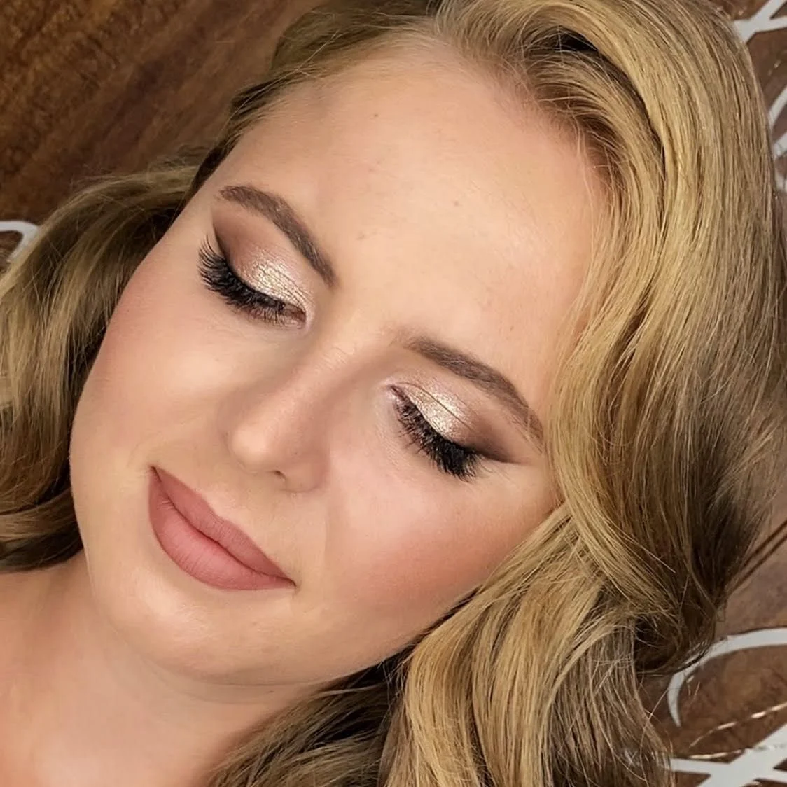 Весільний макіяж soft glam у теплих відтінках у Познані