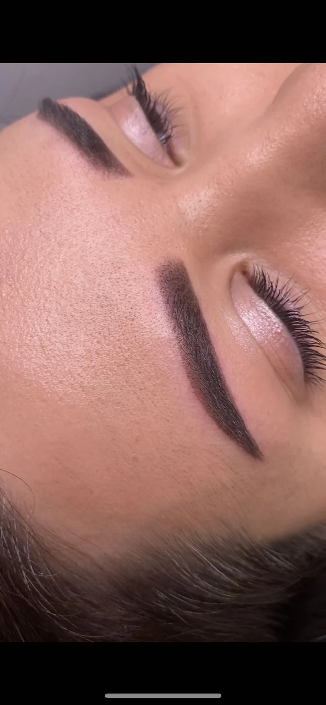 Kształt brwi po makijażu permanentnym Powder Brows